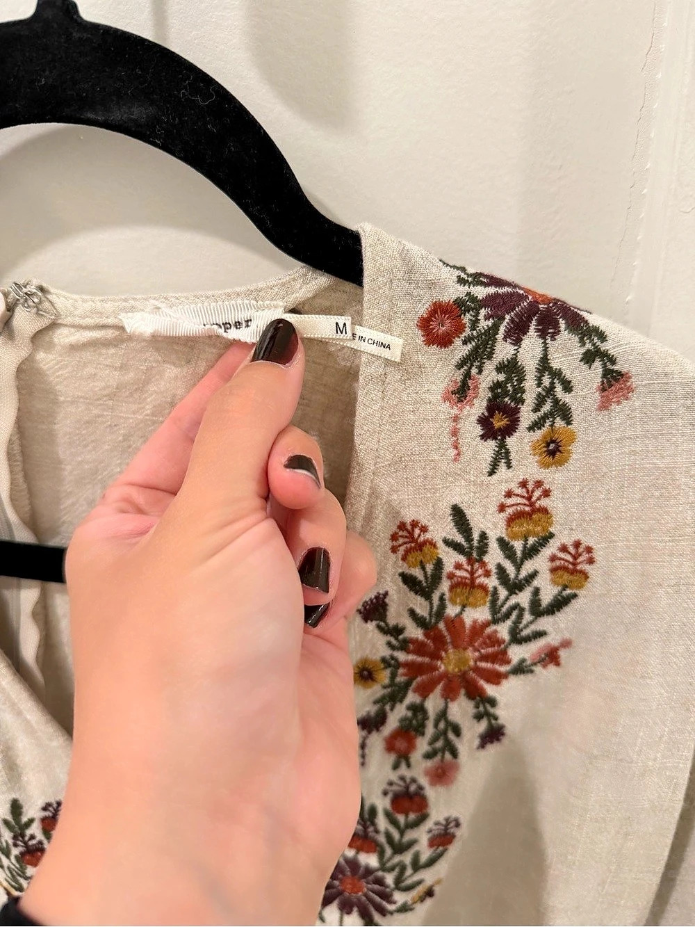 Embroidered romper Size Medium - Picture 4 of 4